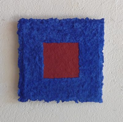 Begegnungen in Blau: Lapislazuli Zinnober ist ein Werk von Helmut Dirnaichner aus dem Jahr 2012 geschöpft aus Lapislazuli, Zinnober und Zellulose