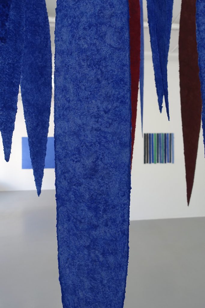 Dirnaichners Rauminstallation Meteore 2008 2018 ist zu sehen in Galerie Renate Bender, München, 2019 in der Ausstellung Erde Stein Pigment