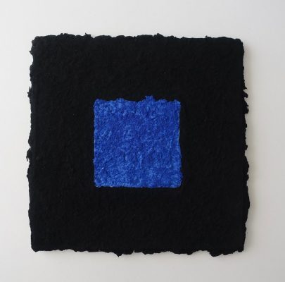 Begegnungen in Blau: Oltre il nero e il blu ist ein Werk von Helmut Dirnaichner aus dem Jahr 2016, der leuchtende blaue Lapislazuli vom tiefen Schwarz eingefasst