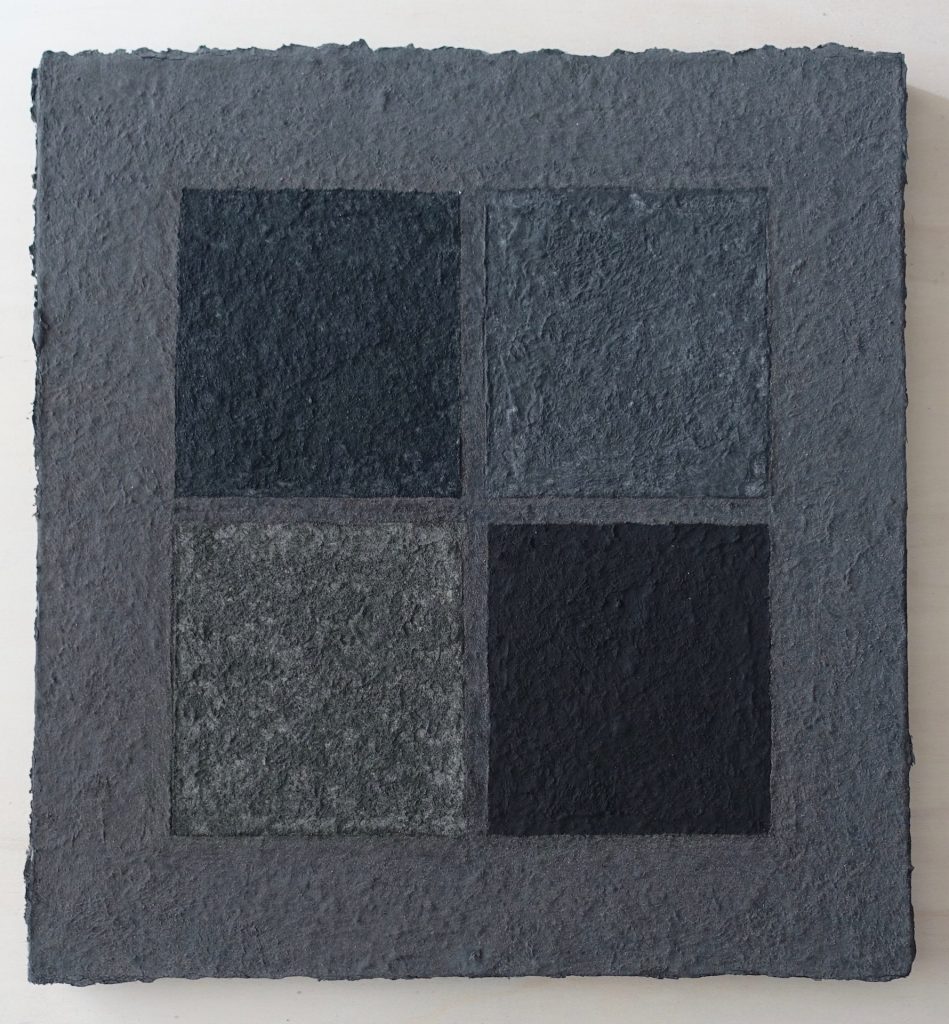 Palude und schwarzer Marmor ist ein Werk von Helmut Dirnaichner aus dem Jahr 2003, in dem sich vier schwarze Materien mit unterschiedlichen schwarzen Farbtönen begegnen