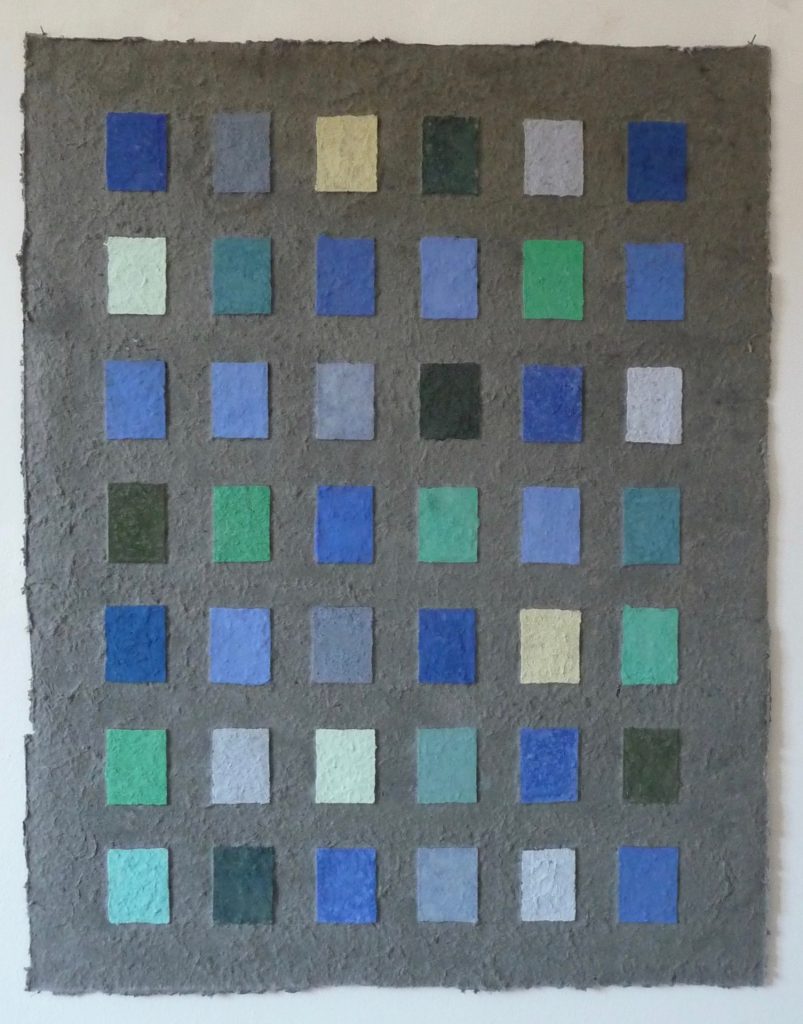 Steine Wasser Sumpf ist ein Werk von Helmut Dirnaichner aus dem Jahr 2003, mit blauen und grünen Mineralien, Sumpferde und Zellulose geschöpft