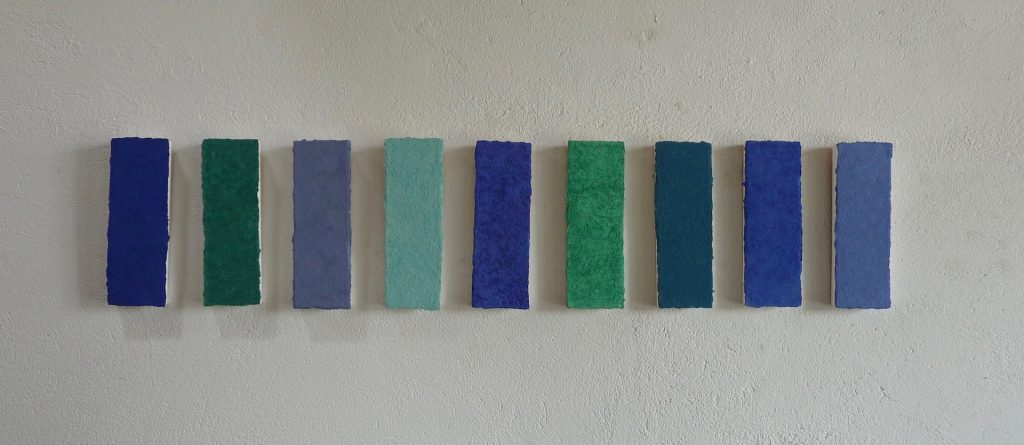 Steinpfad ist ein Werk von Helmut Dirnaichner aus dem Jahr 2003, bei dem die unterschiedlich blauen und grünen Farbmaterien von Mineralien wie Lapislazuli, Azurit, Malachit und Türkis herrühren