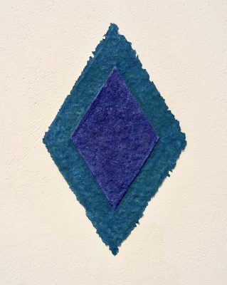 Begegnungen in Blau: Kristall ist ein Werk von Helmut Dirnaichner aus dem Jahr 2016, geschöpft mit Azurit, Lapislazuli und Zellulose, zwei blaue Farbmaterien rautenförmig und reliefhaft ineinandergesetzt