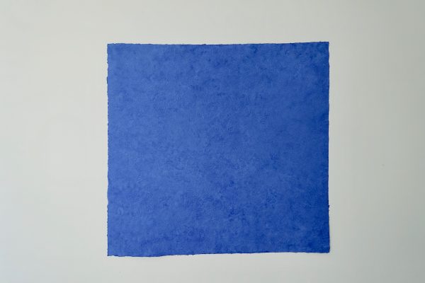 Oltremare ist ein Werk von Helmut Dirnaichners aus dem Jahr 2019, aus dem tiefblauen Lapislazuli zusammen mit Zellulose geschöpft
