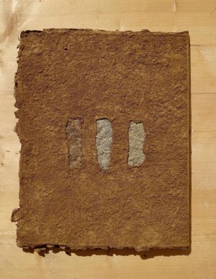Fränkische Trias ist ein Künstlerbuch von Helmut Dirnaichner aus dem Jahr 2020, mit Steinen aus Gambach am Main und vom Schwanberg bei Iphofen, zusammen mit Zellulose geschöpft