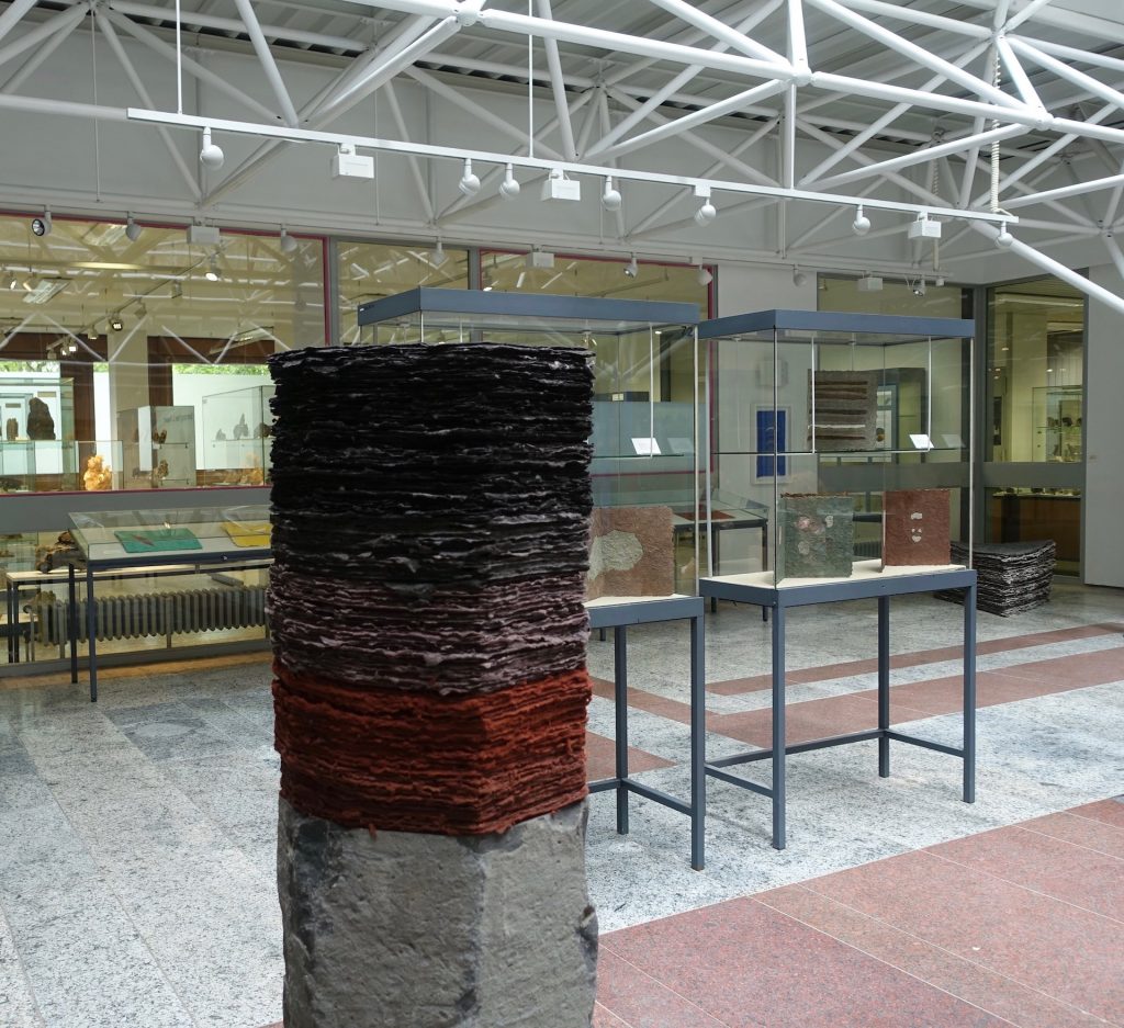 Vulkan ist eine Skulptur von Helmut Dirnaichner aus dem Jahr 2002, die Basaltsäule wird mit geschöpften Schichten aus Hämatit, Kohle und Zellulose fortgeführt