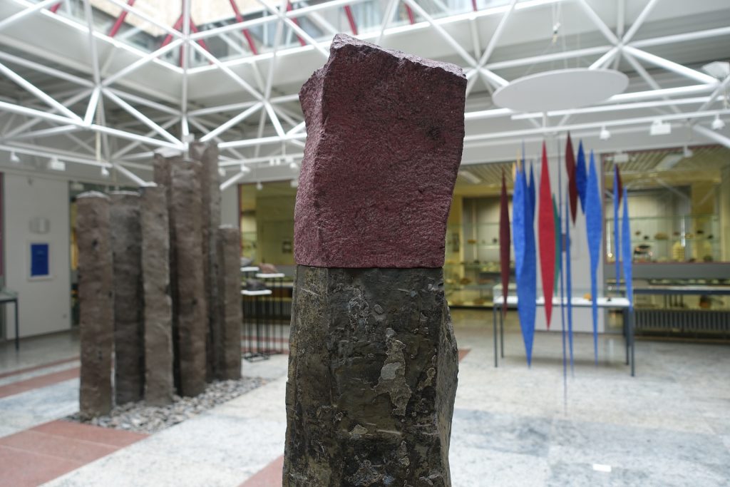 Zinnober Basalt aus dem Jahr 2014 ist eine Skulptur von Helmut Dirnaichner, 2021 ausgestellt im im Mineralogischen Museum Universität Würzburg