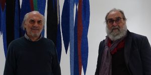 Der Komponist Biagio Putignano und Helmut Dirnaichner vor der Rauminstallation Meteore, Palmenhaus der Villa Waldberta Oktober 2021