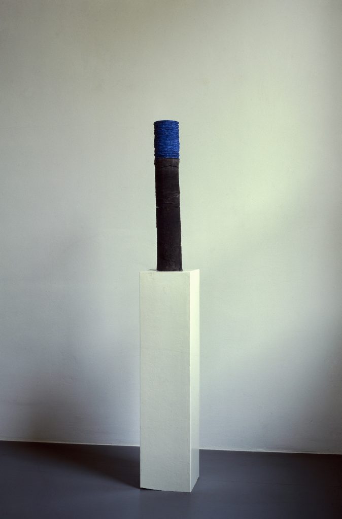 Kohle und Lapislazuli ist ein Werk von Helmut Dirnaichner aus dem Jahr 2001