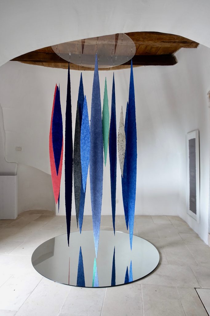 Blick in die Ausstellung Segni elementari in Alberobello mit Helmut Dirnaichners Rauminstallation Meteore