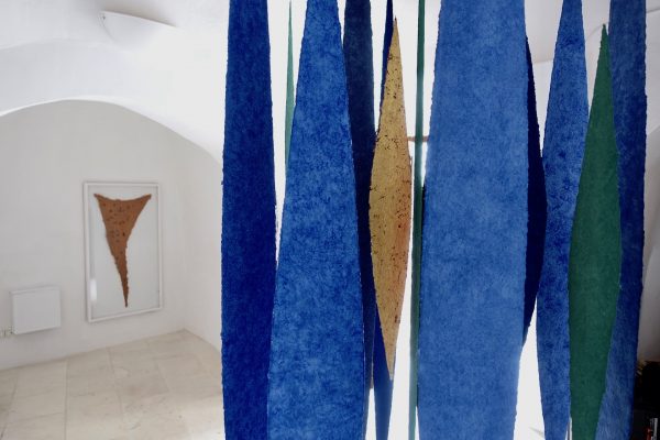 Blick in den Trullo mit Helmut Dirnaichners Installation als Beitrag zur Ausstellung "Segni elementari" in Alberobello