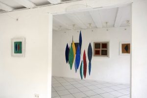 Blick in die Ausstellung in der Galerie Grewenig mit Werken von Helmut Dirnaichner Malachit, 2018, Meteore, 2019, Im Hintergrund Terre, 2004 und Tonerde Palude, 1984