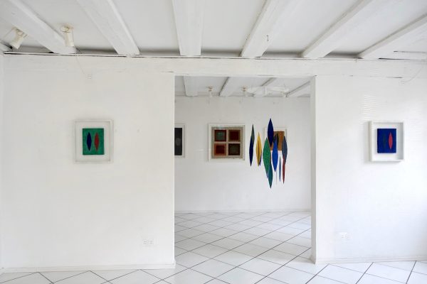 Blick in die Ausstellung in der Galerie Grewenig mit den Werken Malachit, 2018, Meteore, 2019 und Azzurro, 2018