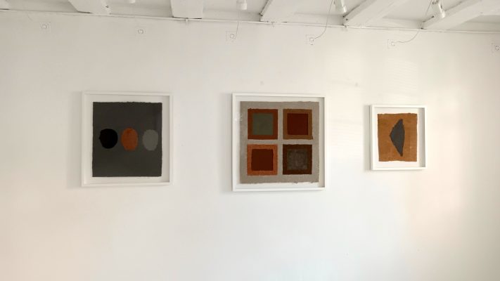 Blick in die Ausstellung in der Galerie Grewenig mit Helmut Dirnaichners Werken Palude, 1984, Terre, 2004 und Tonerde Palude, 1984.