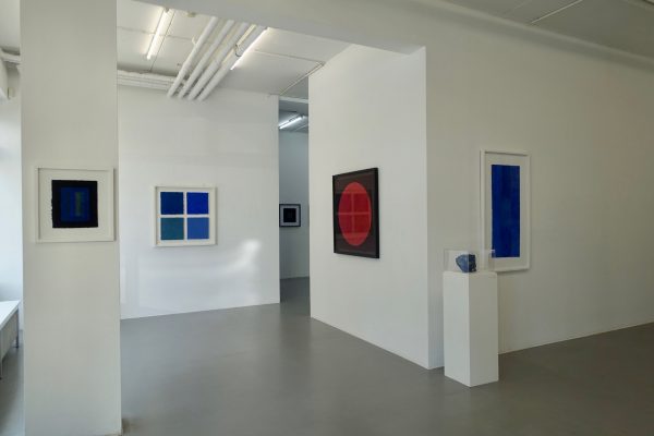 Blick in die Ausstellung in der Galerie Renate Bender, im Hintergrund die Werke Vier Meere, 1997 und Turmalin Zinnober, 2022