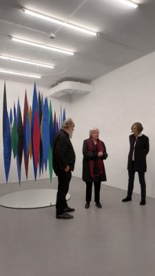 Helmut Dirnaichner, Renate Bender und Britta Buhlmann bei der Eröffnung der Ausstellung am 10.11.2022 vor der Rauminstallation Meteore