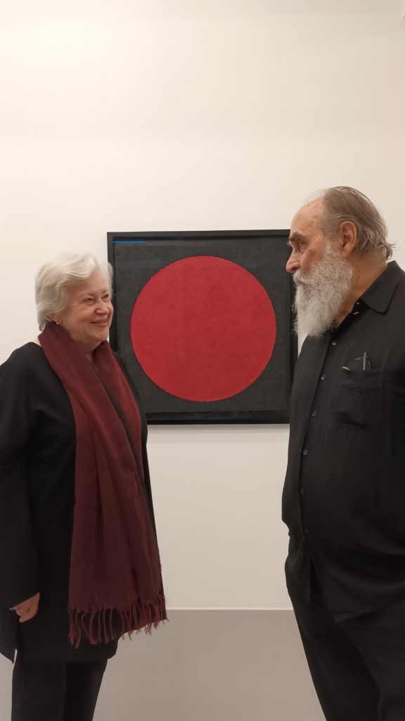 Renate Bender und Helmut Dirnaichner vor seinem Werk Turmalin Zinnober 2022 in der Ausstellung Die Sinnlichkeit der Farbe, November- Dezember 2002