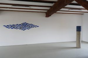 Blick in die Ausstellungshalle Ossenheim, Ausstellung "Helmut Dirnaichner und Klaus Staudt", Edition und Galerie Hoffmann, Friedberg, 2023 mit den Werken Oltremare, 1999, 71teilig, Lapislazuli, Azurit, Vivianit, Zellulose, und Sedimente Lapislazuli, 1996. Lapislazuli, Zellulose, Kalkstein