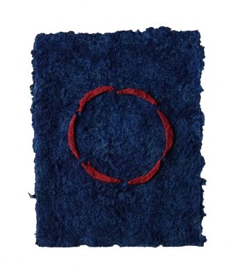 Azurit Zinnober ist ein Werk von Helmut Dirnaichner aus dem Jahr 2023, mit dem blauen Mineral Azurit zusammen mit Zellulose geschöpft und Zinnober roten Sichelformen, kreisförmig angeordnet im Format 23 x 18 cm.