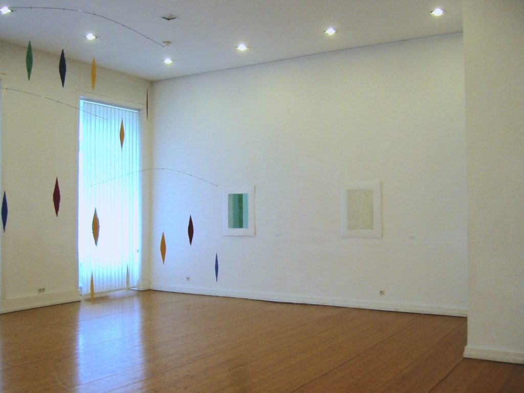 Ausstellungsinstallation mit "Sassi volanti", 2004, Lapislazuli, Azurit, Malachit, Goldpigment, Jaspis, Zellulose. An der Wand: "Chrysokoll Azurit Malachit Türkis", 2004 und "Turmalin", 2004.