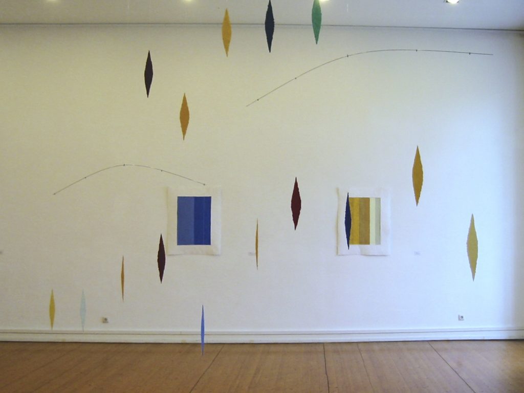 Ausstellungsinstallation mit Sassi volanti, 2004, Lapislazuli, Azurit, Malachit, Goldpigment, Jaspis, Zellulose, an der Wand: Lapislazuli, 2004 und Goldpigment Schwefel Verdit, 2004.