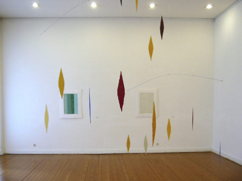 Ausstellungsinstallation mit "Sassi volanti", 2004, Lapislazuli, Azurit, Malachit, Goldpigment, Jaspis, Zellulose. An der Wand: "Chrysokoll Azurit Malachit Türkis", 2004 und "Turmalin", 2004.