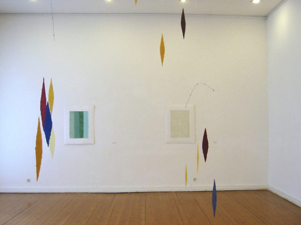 Ausstellungsinstallation mit "Sassi volanti", 2004, Lapislazuli, Azurit, Malachit, Goldpigment, Jaspis, Zellulose, an der Wand: "Chrysokoll Azurit Malachit Türkis", 2004 und "Turmalin", 2004.