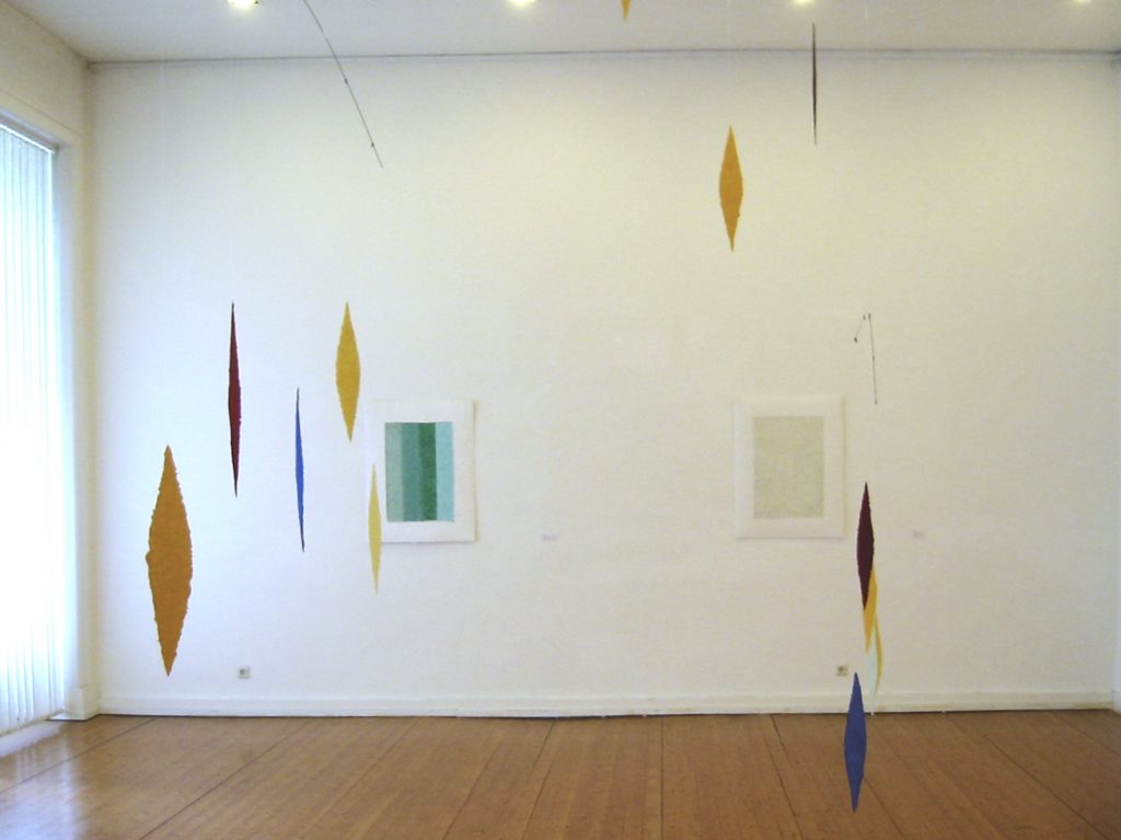 Ausstellungsinstallation mit "Sassi volanti", 2004, Lapislazuli, Azurit, Malachit, Goldpigment, Jaspis, Zellulose,. An der Wand: "Chrysokoll Azurit Malachit Türkis", 2004 und "Turmalin", 2004.