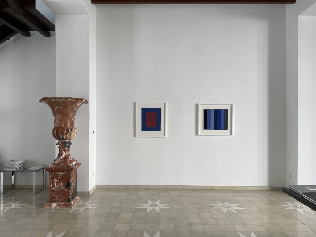 Blick in die Ausstellung in der Galeria Roy mit den Werken Azurit Zinnober aus dem Jahr 2021 und mare aus dem Jahr 2015, mit zerriebenen Mineralien wie Lapislazuli und Azurit