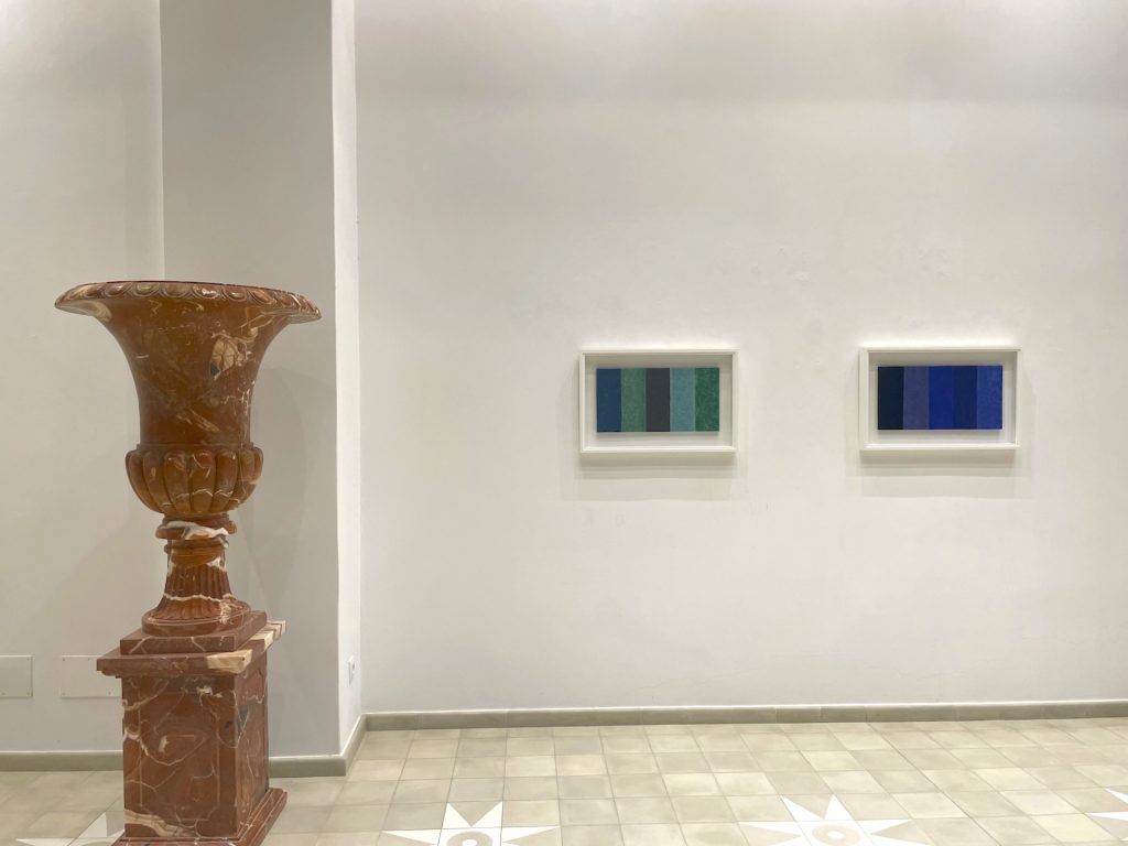 Blick in die Ausstellung in der Galería Roy mit den Werken "Oceano" und "Atlantico" aus dem Jahr 2014, geschöpft aus grünen und blauen Mineralen mit Zellulose