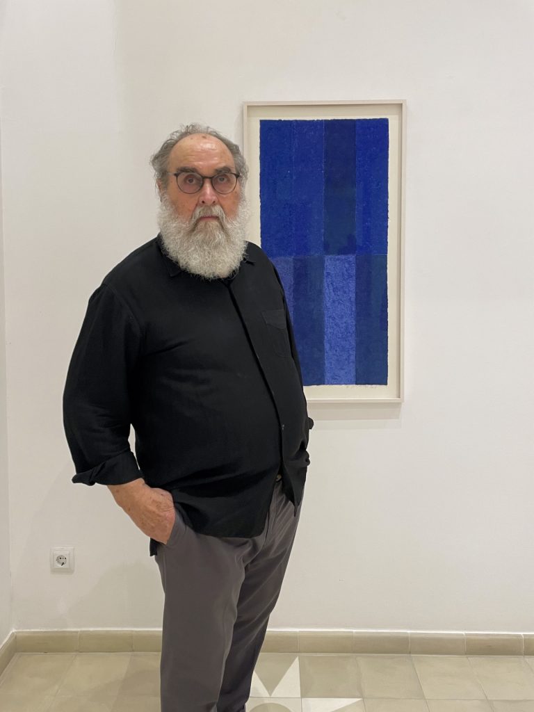 Helmut Dirnaichner vor seinem Werk Lapislazuli Azurit, aus dem Jahr 2024, geschöpft aus den blauen Mineralien und Zellulose