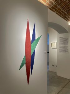 Blick in die Ausstellung "C'è carta e carta", Fondazione Marcello Morandini, Varese mit Dirnaichners Werk "Azurit, Malachit, Zinnober", 2024. 3teilig.