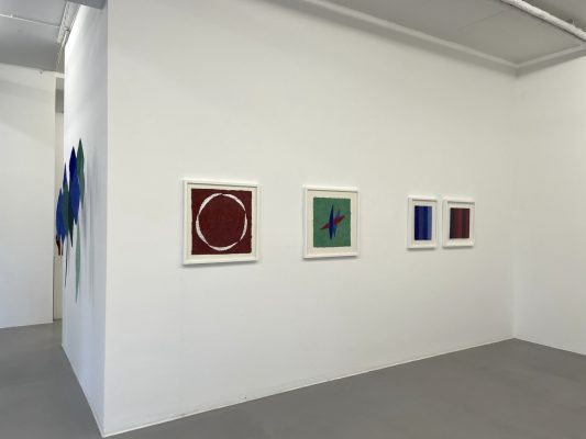 Blick in die Ausstellung in der Galerie Renate Bender 2025 mit den Werken "Zinnoberrot und Silberweiß", 2023-24, "Lapislazuli, Zinnober und Malachit", 2024, "Azurit Lapislazuli", 2025 und "Vesuvio", 2015