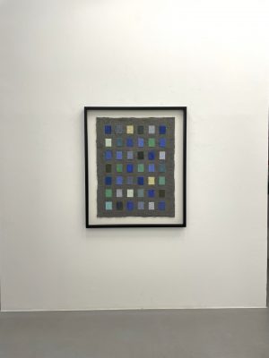 Steine, Wasser, Sumpf ist ein Werk von Helmut Dirnaichner aus dem Jahr 2003, geschöpft aus blauen und grünen Mineralien, Sumpferde und Zellulose, ausgestellt in der Galerie Renate Bender