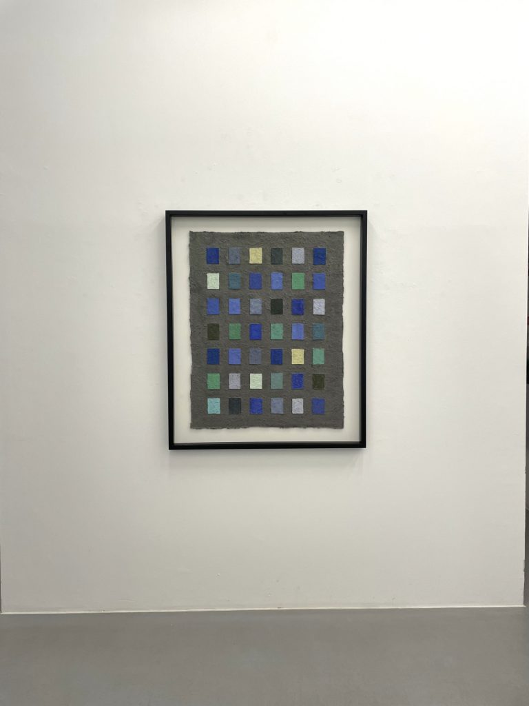 Steine, Wasser, Sumpf ist ein Werk von Helmut Dirnaichner aus dem Jahr 2003, geschöpft aus blauen und grünen Mineralien, Sumpferde und Zellulose, ausgestellt in der Galerie Renate Bender