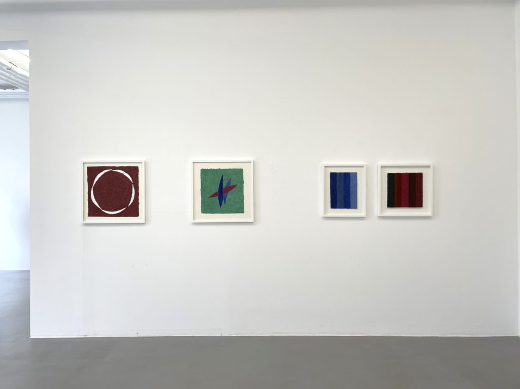 Blick in die Ausstellung in der Galerie Renate Bender 2025 mit den Werken "Zinnoberrot und Silberweiß", 2023-24, "Lapislazuli, Zinnober und Malachit", 2024, "Azurit Lapislazuli", 2025 und "Vesuvio", 2015