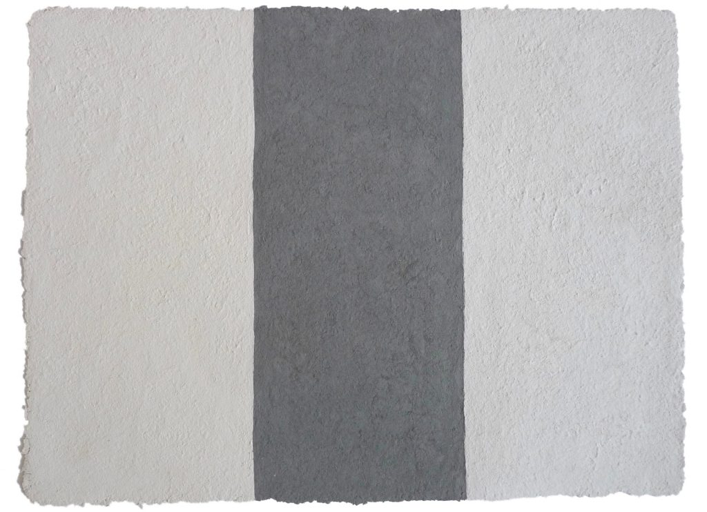 Terrazzo ist ein Werk von Helmut Dirnaichner aus dem Jahr 1994, in dem er zwei Kieselsteine und einen schwarzen Stein einander gegenüberstellt.,