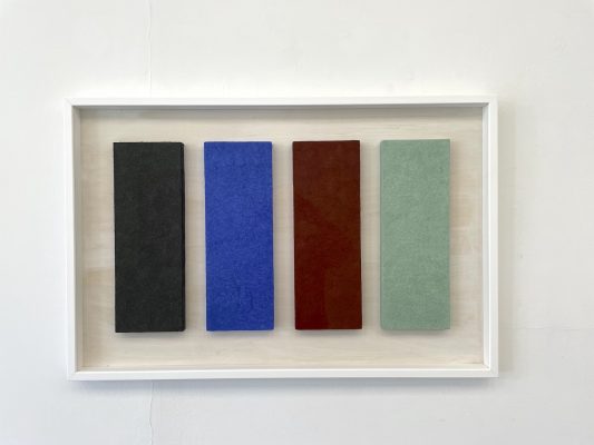 Jaspis Lapislazuli Silbererz ist ein 4-teiliges Werk von Helmut Dirnaichner aus dem Zyklus Felder, entstanden im Jahr 2000 mit Jaspis, Lapislazuli, Silbererz und Zellulose geschöpft